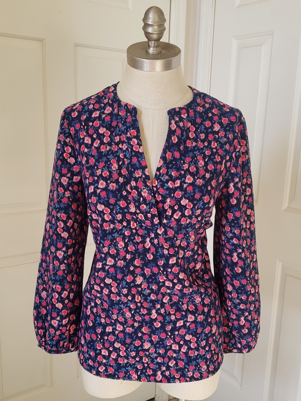 J.Crew Navy Pink Floral Split V-Neck Crepe Blouse Balloon Sleeve Size S - Picture 3 of 12